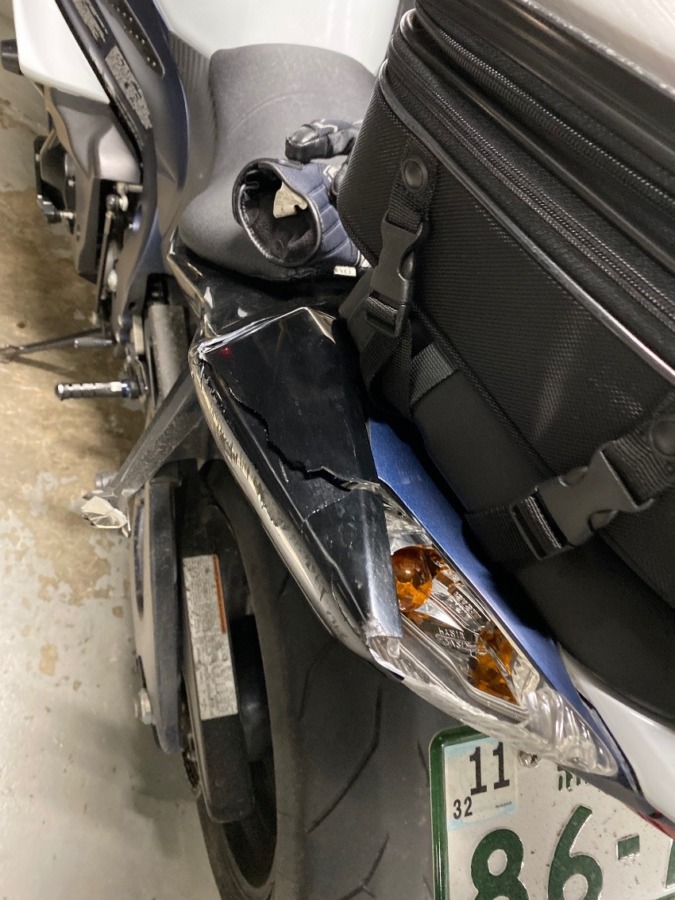 停車時転倒によるテールカウルの破損
